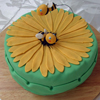 עוגה דבור על פרח ודבורה עפה